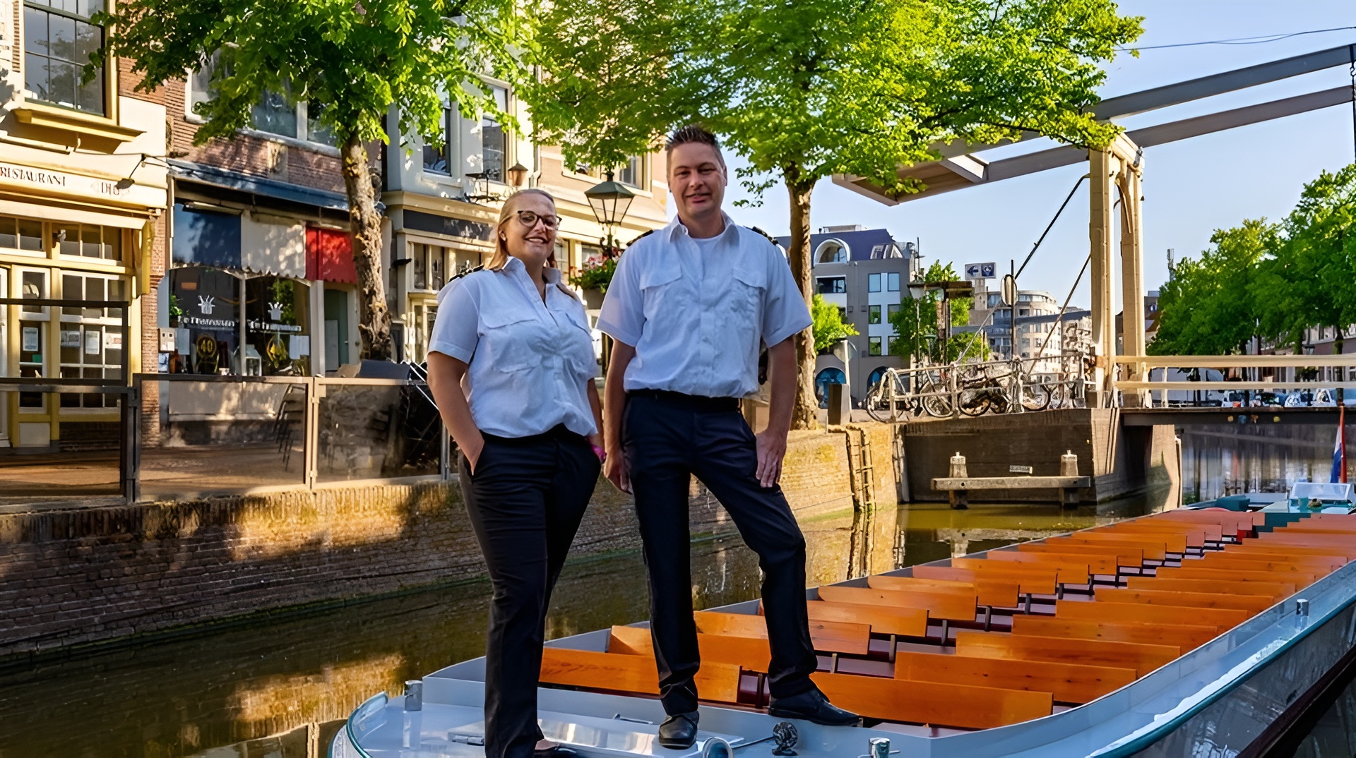 Frans en nicolet poseren op de rondvaart boot
